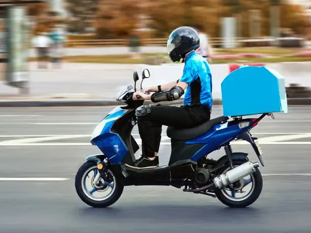 Şehir içinde teslimat yapan moto kurye